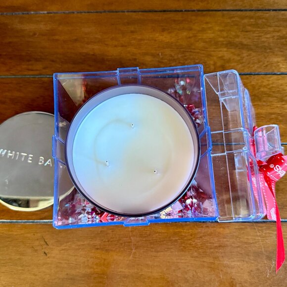 NEW 2-Pc VANILLA BEAN 3-Wick 14.5oz Candle Bath & Body Works in a present - Picture 2 of 4